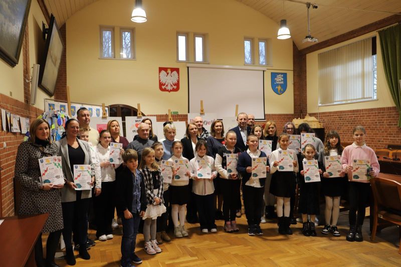 Uczniowie nagrodzeni  wraz z Burmistrzem Miasta ustka