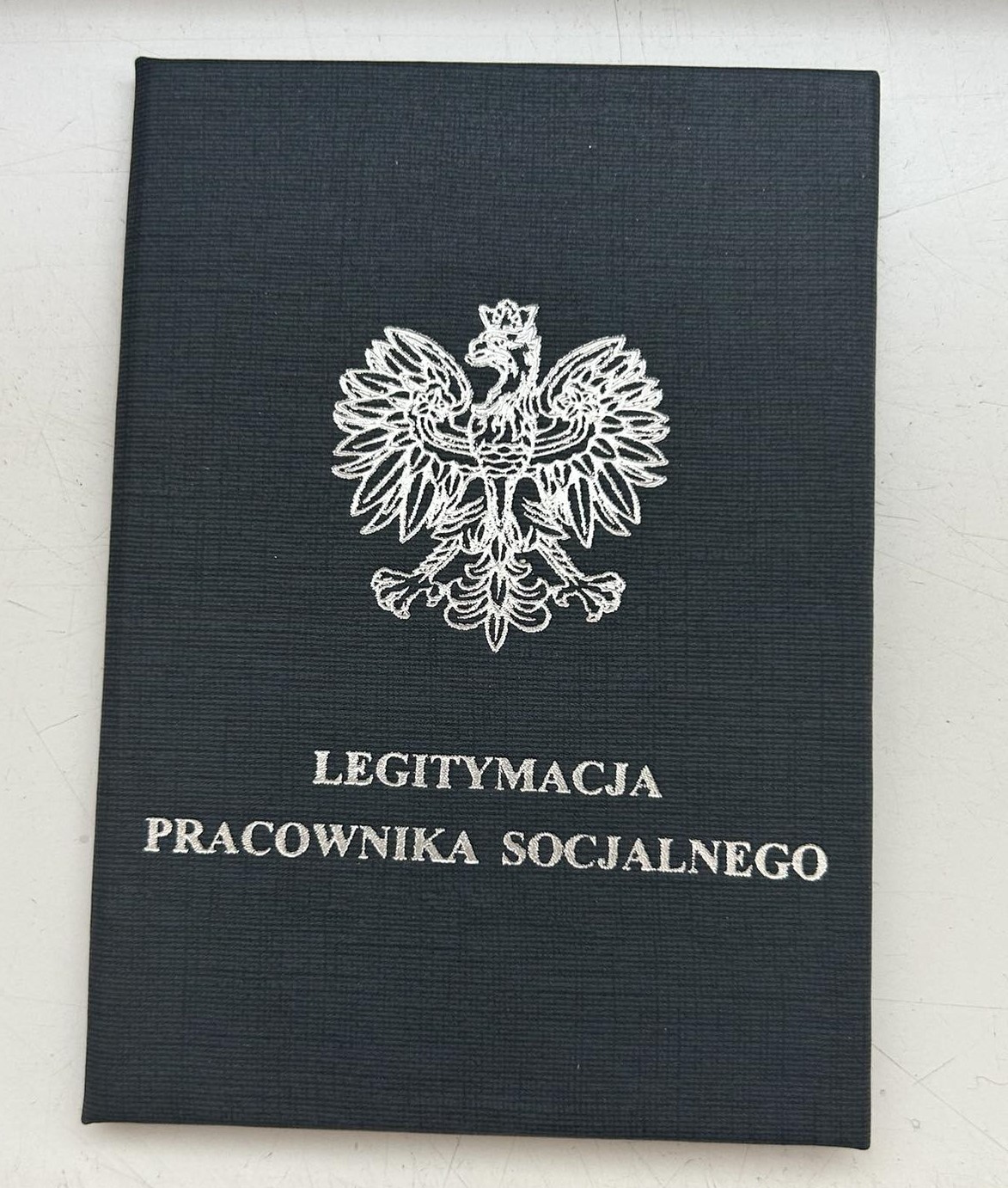 nad napisem legitymacja pracownika socjalnego  godło Polski