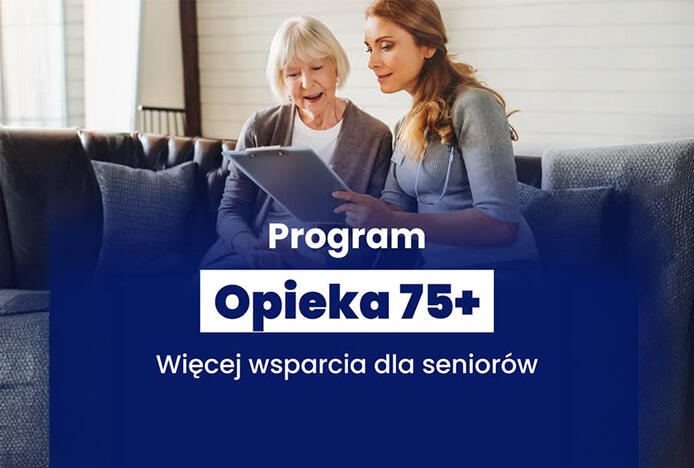 Starsza kobieta i młodsza opiekunka siedzą na kanapie i wspólnie korzystają z tabletu. Na grafice widnieje napis: „Program Opieka 75+ – więcej wsparcia dla seniorów